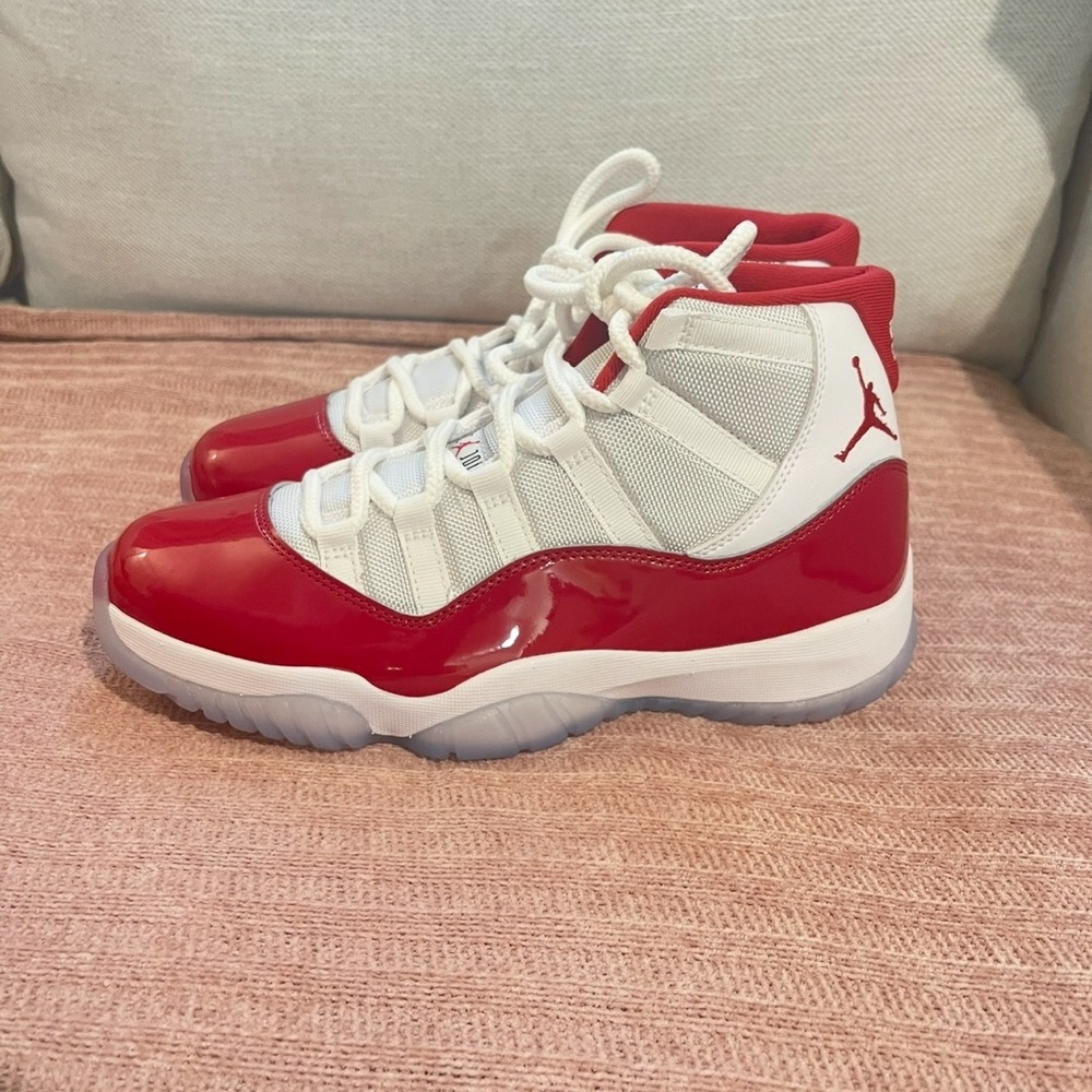 Air Jordan 11 retro - white & varsity red SIZE 7.5